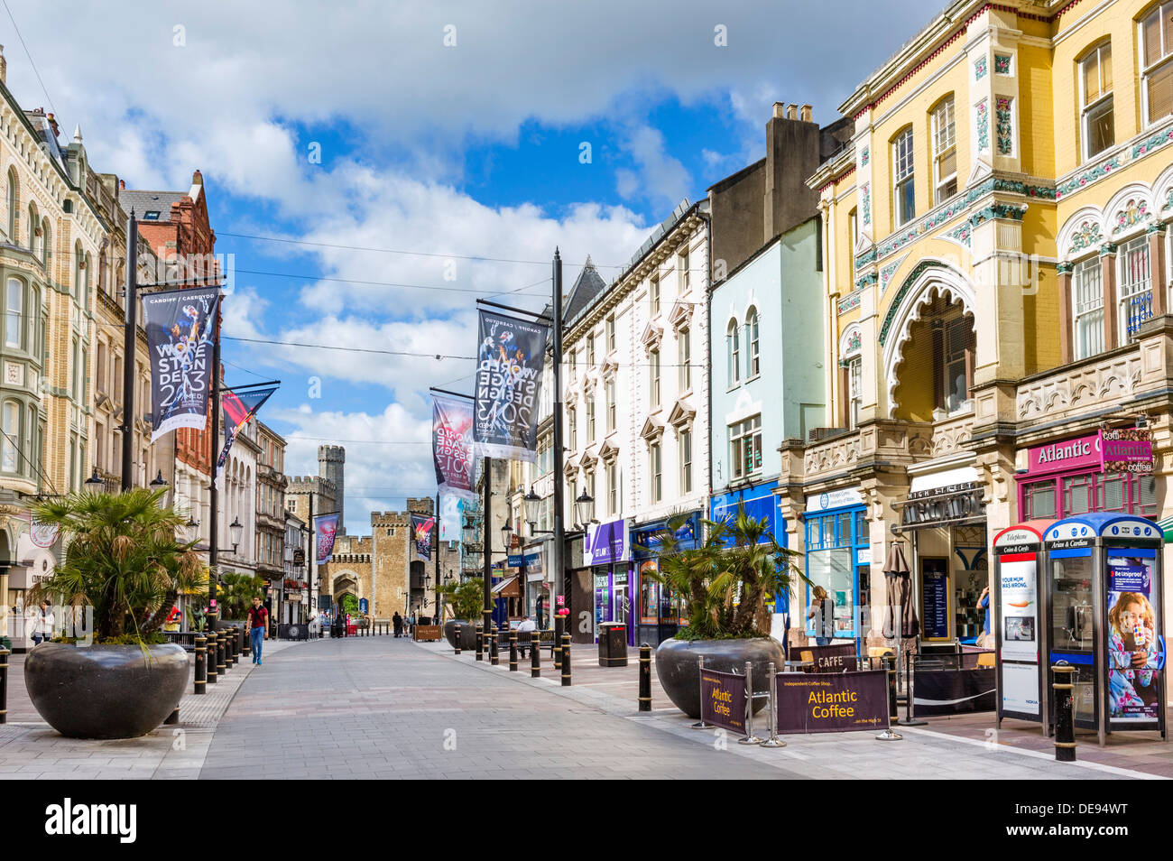 Geschäfte auf der High Street mit Blick auf Schloss von Cardiff, Cardiff, South Glamorgan, Wales, UK Stockfoto