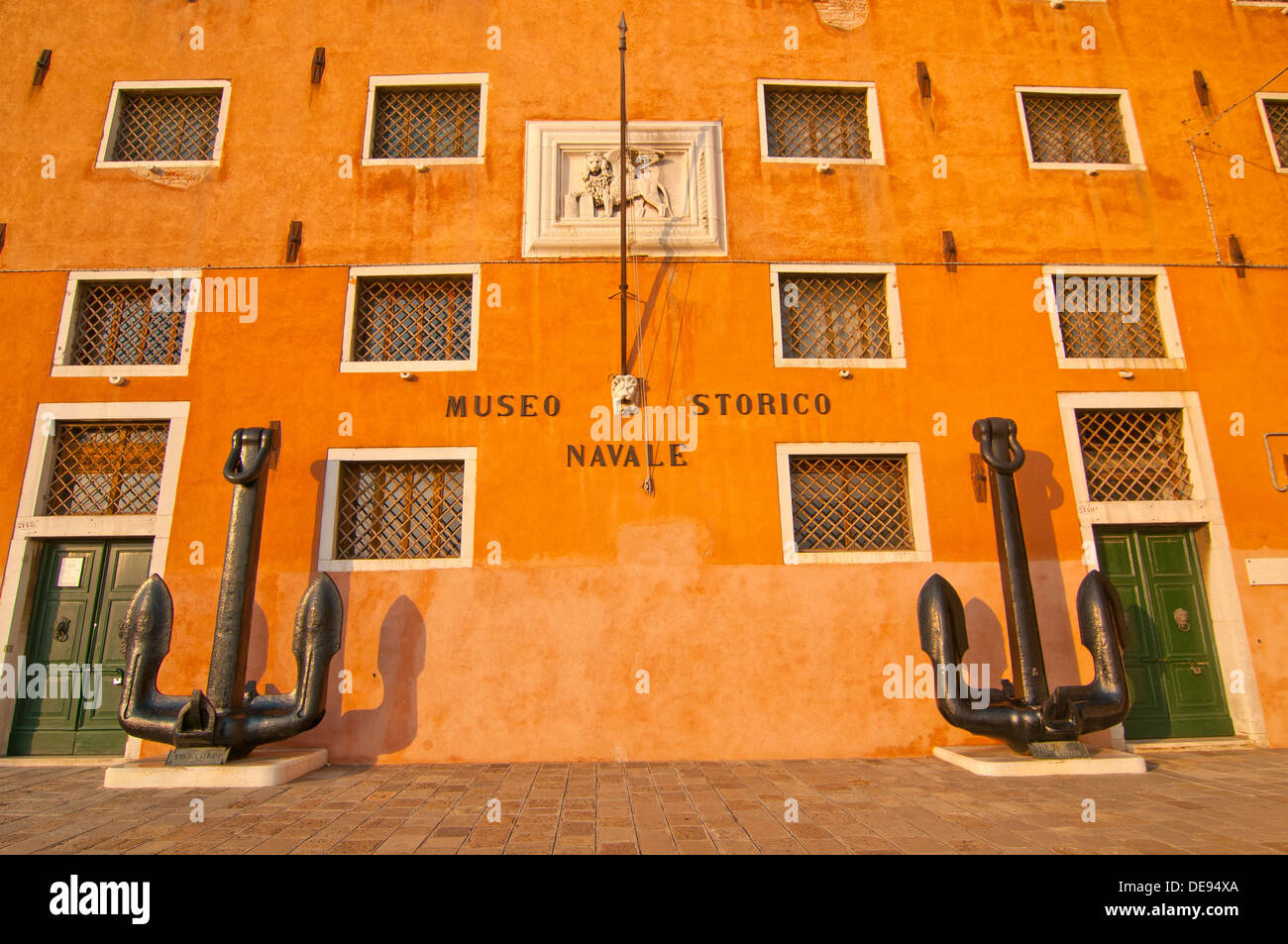 Venedig Italien Naval Museum Frontansicht mit den enormen ankern in Sestriere von Castello Stockfoto