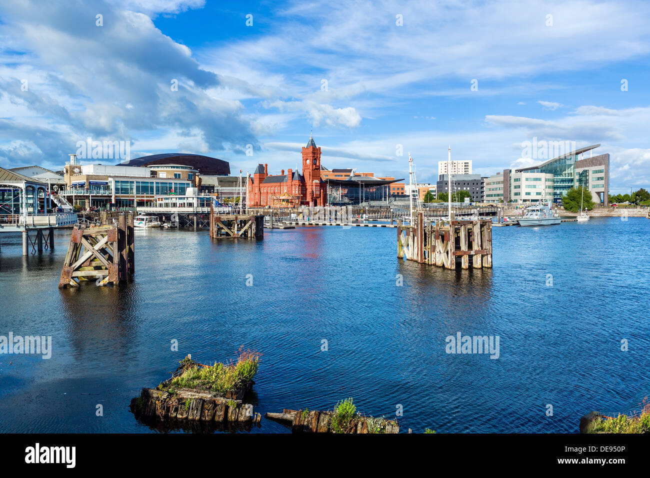Cardiff Bay mit Pierhead Gebäude und Senedd der Nationalversammlung im Zentrum, Cardiff, Wales, UK Stockfoto