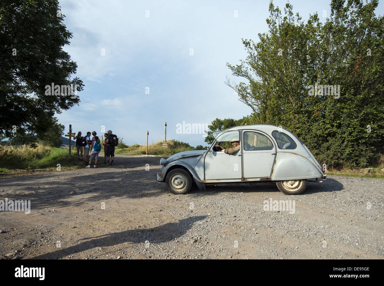 Eine der Gefahren auf Landstraßen ein Citroen 2CV Überquerung der GR65 Way of St. James Wanderweg in Frankreich Stockfoto