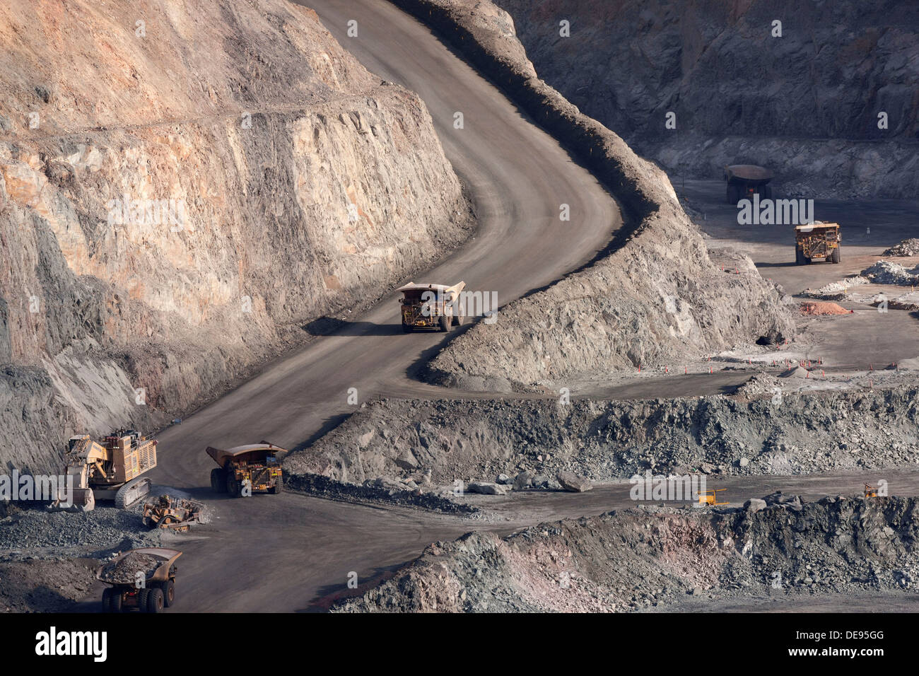 Offener Schnitt Super Pit Goldmine Haul Road, Kalgoorlie Western Australia Stockfoto