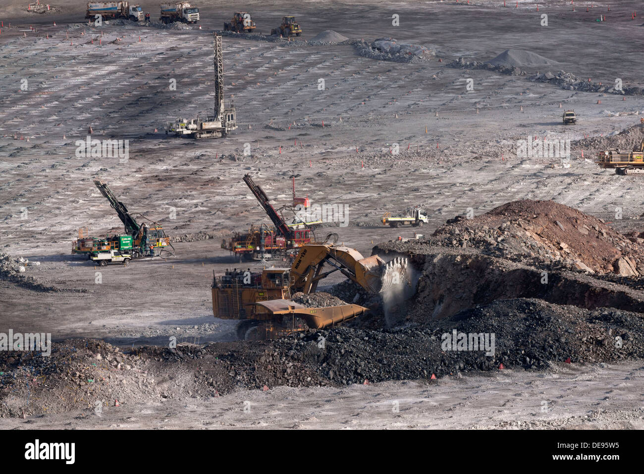 Komatsu PC8000 Gesicht Schaufel Laden Muldenkipper in offenen Schnitt Super Pit Goldmine, Kalgoorlie Western Australia Stockfoto