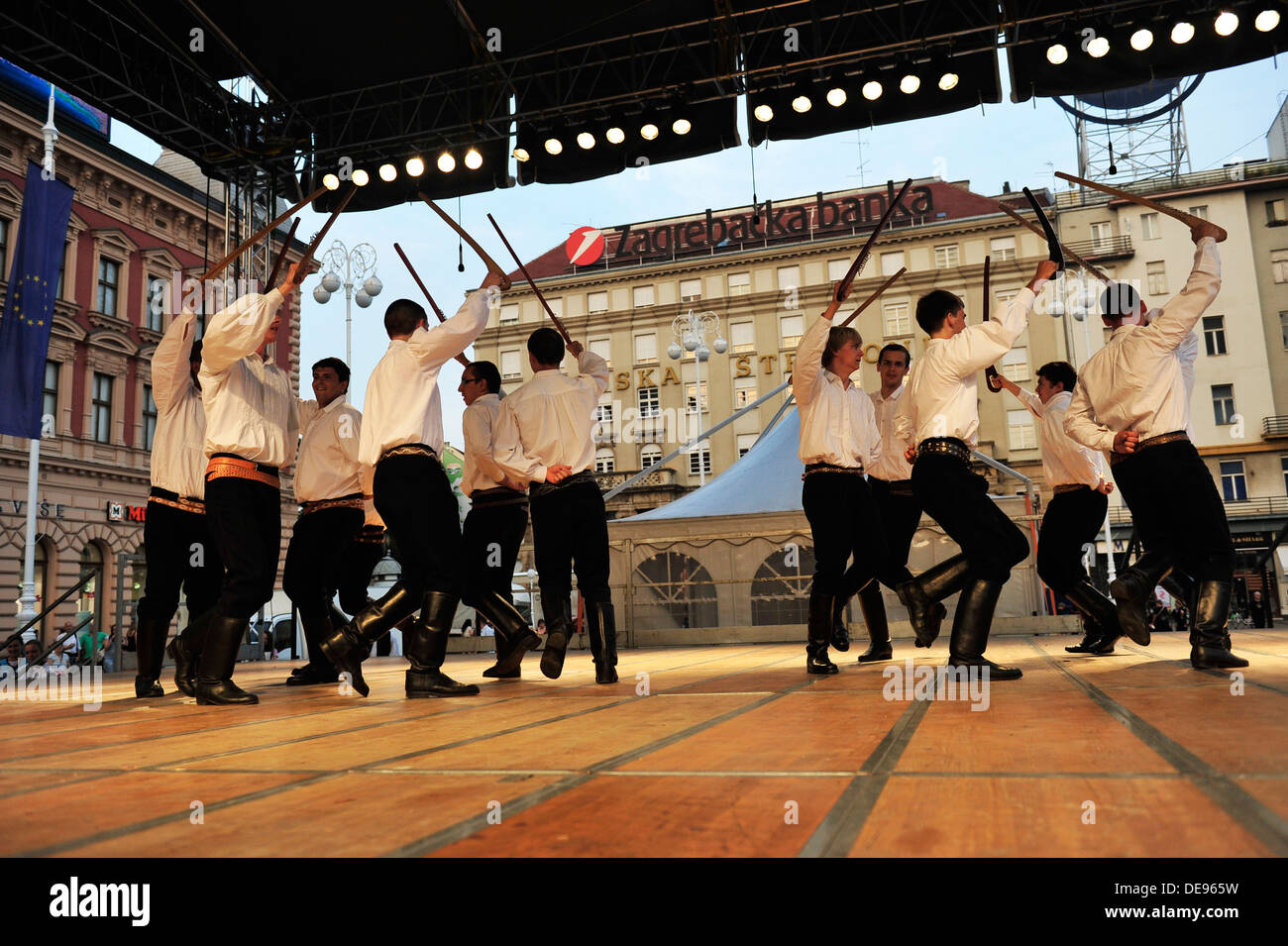 Mitglieder von Folkloregruppen Domizan in tschechischen Volksmusik Kostüm während des 47. Folklore-Festivals in Zagreb, Kroatien am Juli 19,2013 Stockfoto