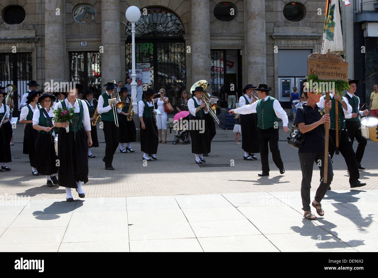 Musik Gesellschaft Sacilia aus Schemmerberg in deutschen folk Kosten während der 47. Folklore-Festival in Zagreb, Kroatien am Juli 19,2013 Stockfoto