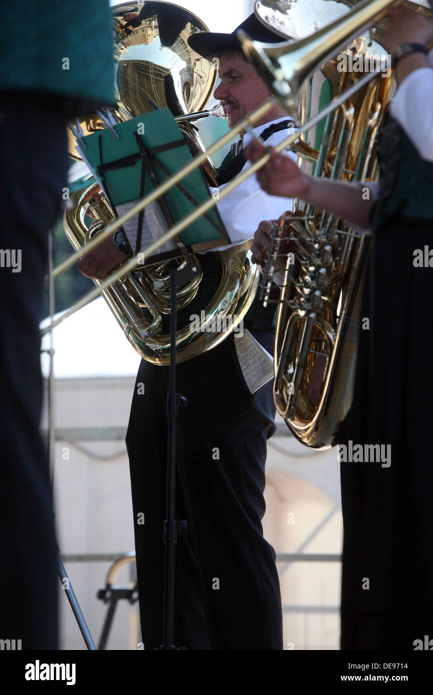 Musik Gesellschaft Sacilia aus Schemmerberg in deutschen folk Kosten während der 47. Folklore-Festival in Zagreb, Kroatien am Juli 19,2013 Stockfoto