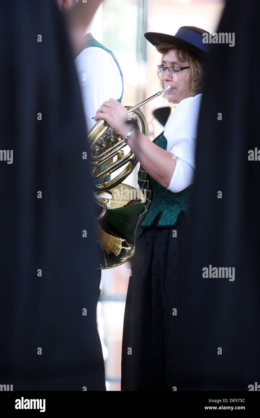 Musik Gesellschaft Sacilia aus Schemmerberg in deutschen folk Kosten während der 47. Folklore-Festival in Zagreb, Kroatien am Juli 19,2013 Stockfoto