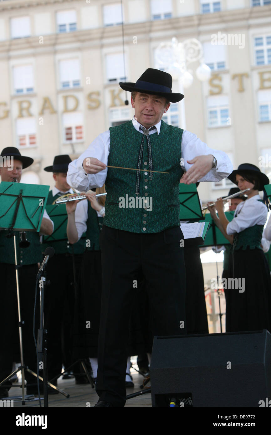 Musik Gesellschaft Sacilia aus Schemmerberg in deutschen folk Kosten während der 47. Folklore-Festival in Zagreb, Kroatien am Juli 19,2013 Stockfoto