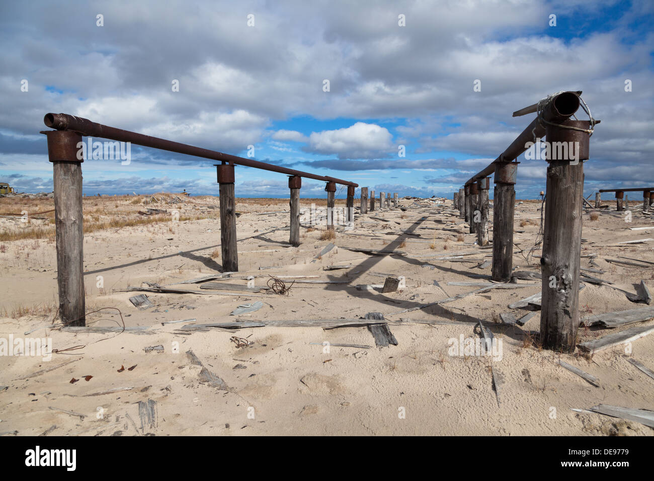 Holzpfähle mit Eisenrohre Stockfoto