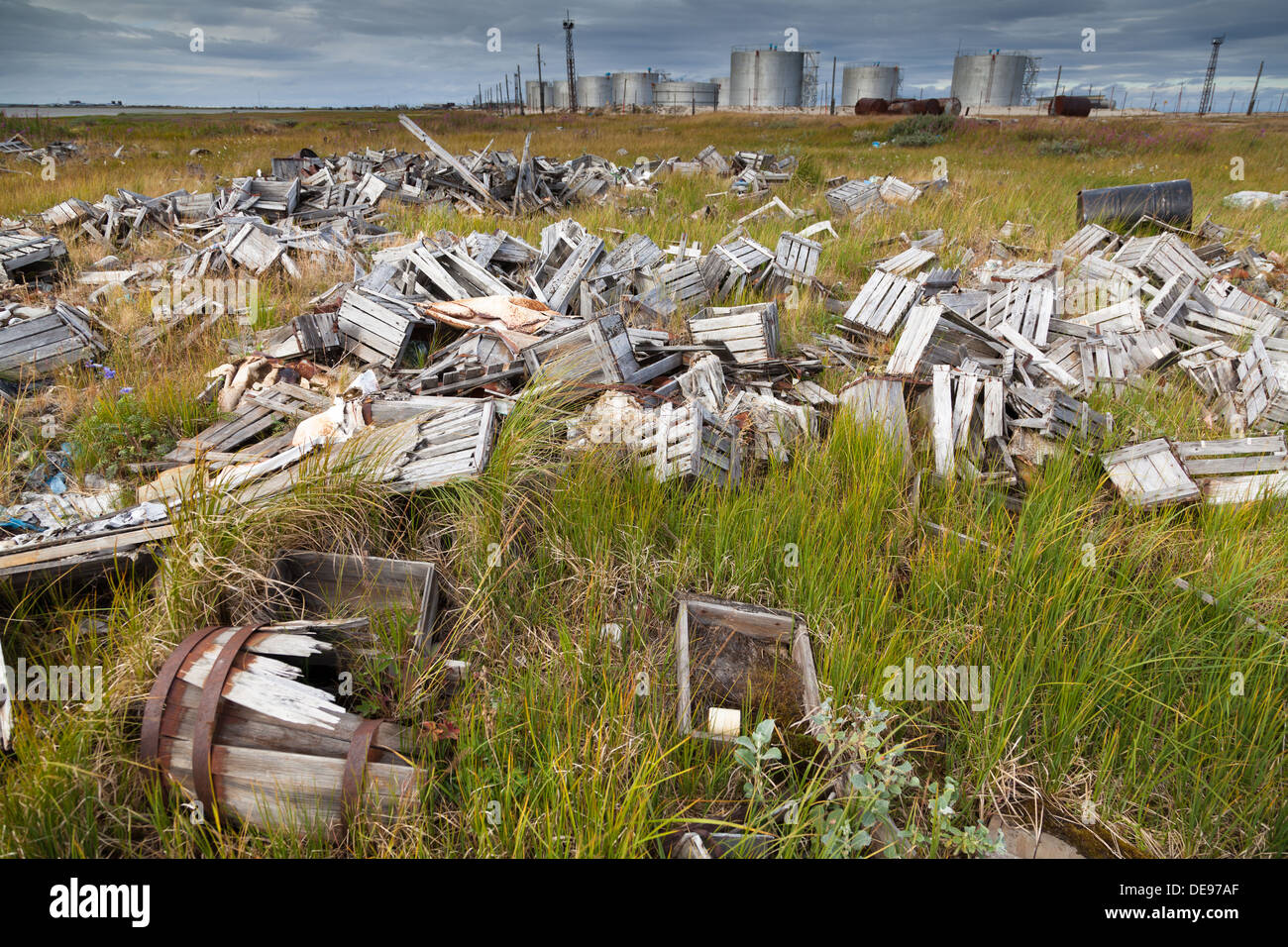 Alte, kaputte Holzkisten und Müll in einer Deponie in der tundra Stockfoto