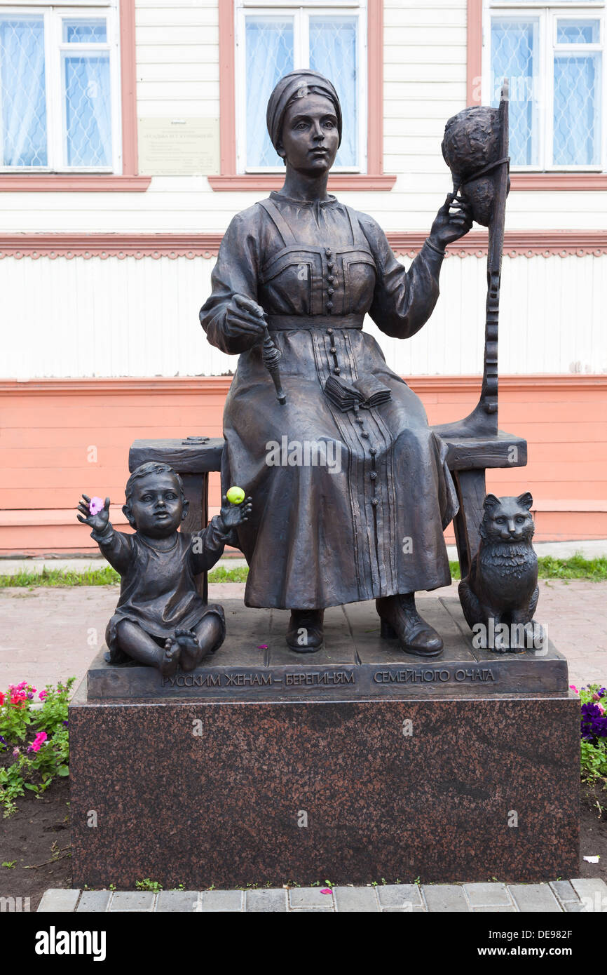 Skulptur der russischen Frauen in Tracht und Kind - die Ehefrauen, die Hüter der Familie Herd Stockfoto