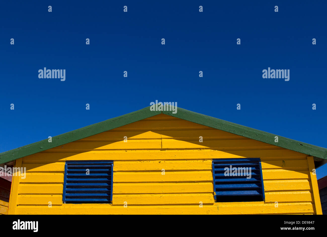 Bunt bemalten Strandhütte auf Muizenberg Beach, Südafrika. Stockfoto