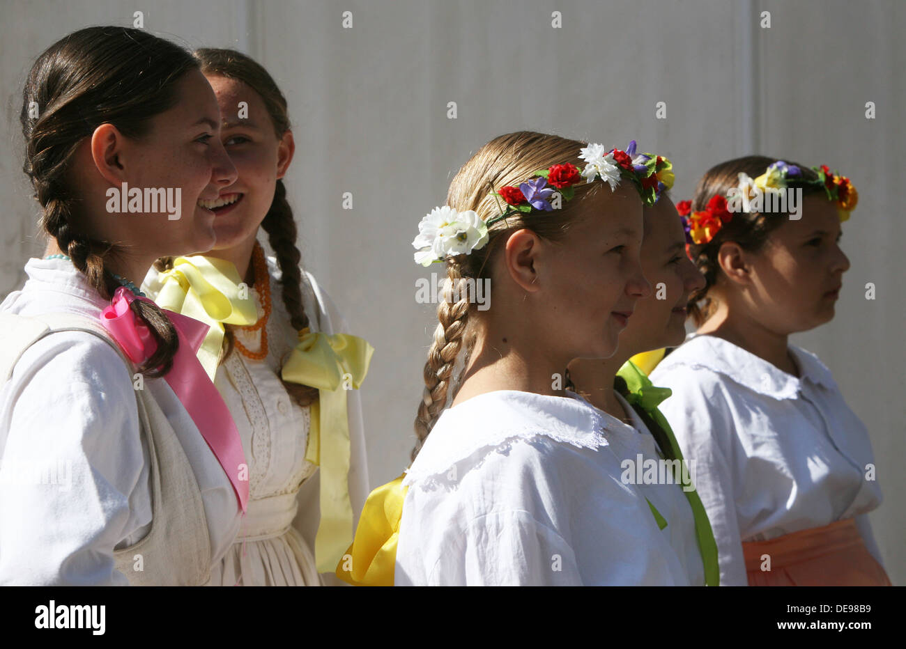 Mitglieder von Folkloregruppen aus Veliko Trgovisce in Folk Kostüm während des 47. Folklore-Festivals in Zagreb, Kroatien am Juli 17,2013 Stockfoto