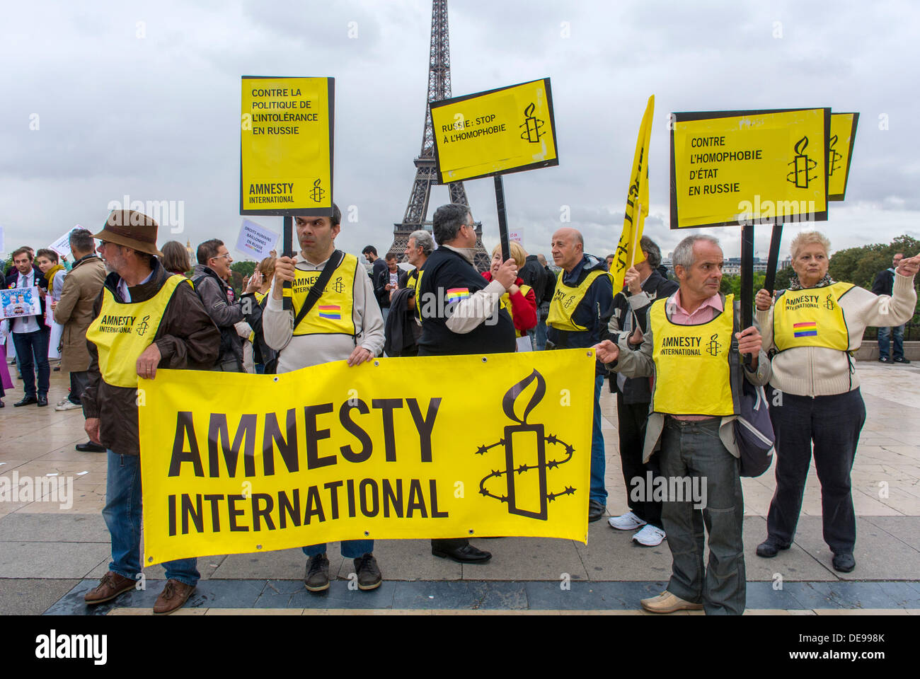 Paris, Frankreich. Mehrere LGBT Aktivismus Gruppen (Amnesty International) ein Anti-Homophobia Recht, in Russland, Demonstration statt, an der rechte Mann Plaza, Holding Aktivist Protest Schilder und Banner Stockfoto