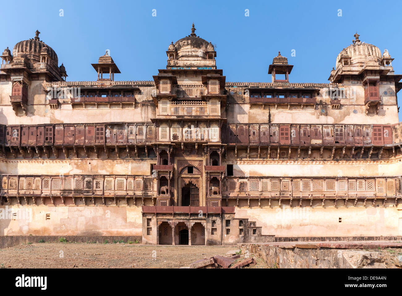 Vorderseite des Jehanghir Mahal Palace mit aufwendigen Tor in Indiens Orchha. Stockfoto