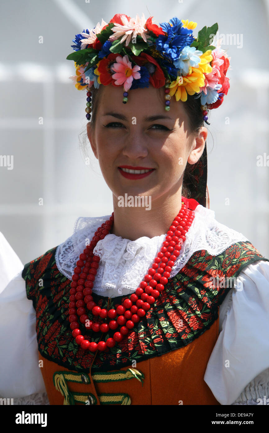 Mitglieder der Warsaw School of Economics in Volkstrachten während der 47. Folklore-Festival in Zagreb, Kroatien am Juli 18,2013 Stockfoto