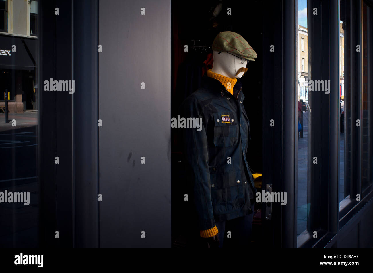 Männliche Schaufensterpuppe in Shop Eingang Stockfoto