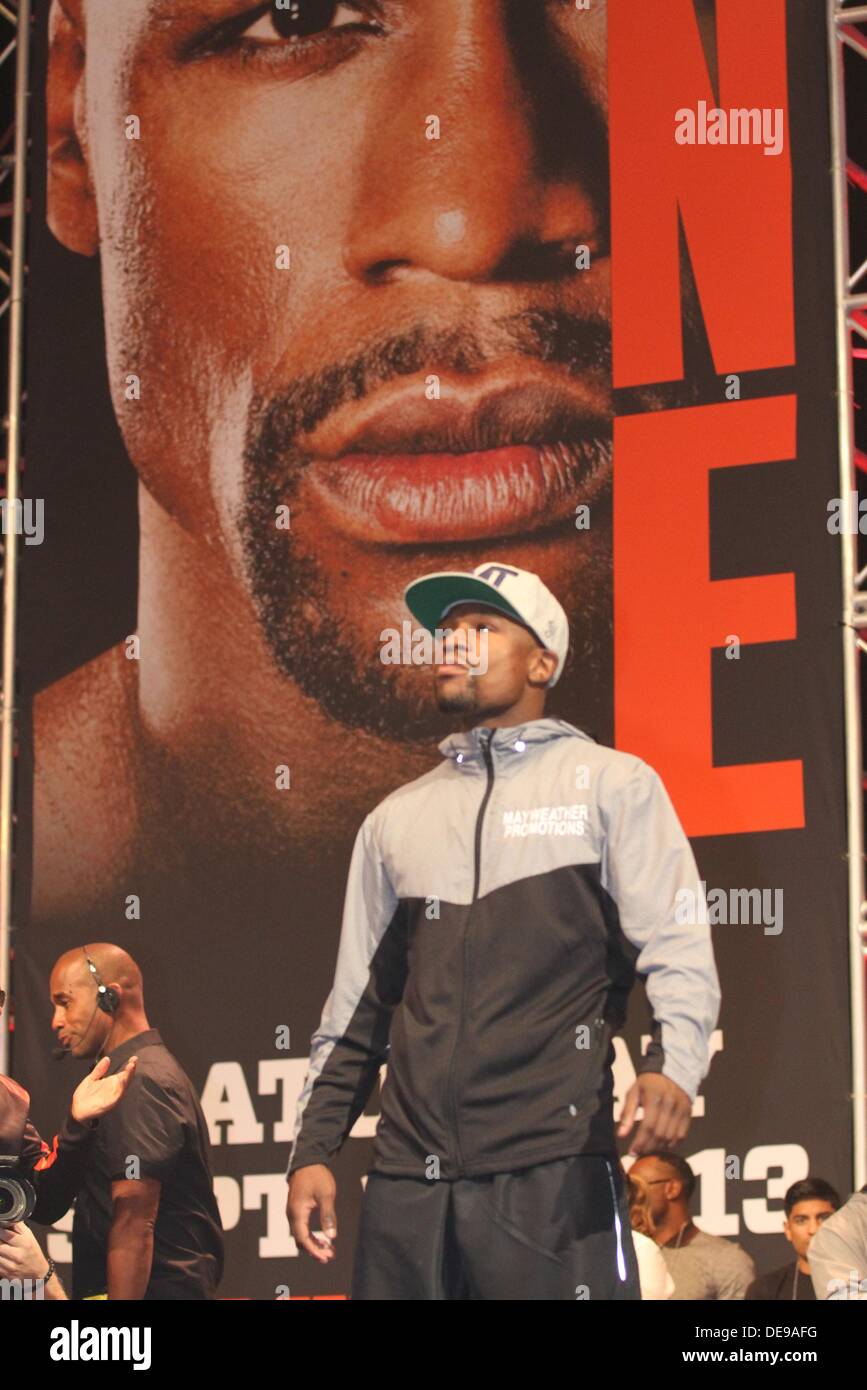 Las Vegas, Nevada, USA. 13. September 2013. Floyd "Money" Mayweather betritt die Bühne, vor einem ausverkauftem für seinen offiziellen Wiegen-in einen Tag, bevor er Saul "Canelo" Alvarez zum Kampf für die Super-Weltergewicht-Weltmeisterschaft am 14. September 2013 in der MGM Grand Garden Arena in Las Vegas, Nevada treffen soll. Craig Durling/ZUMAPRESS.com/Alamy © Live-Nachrichten Stockfoto