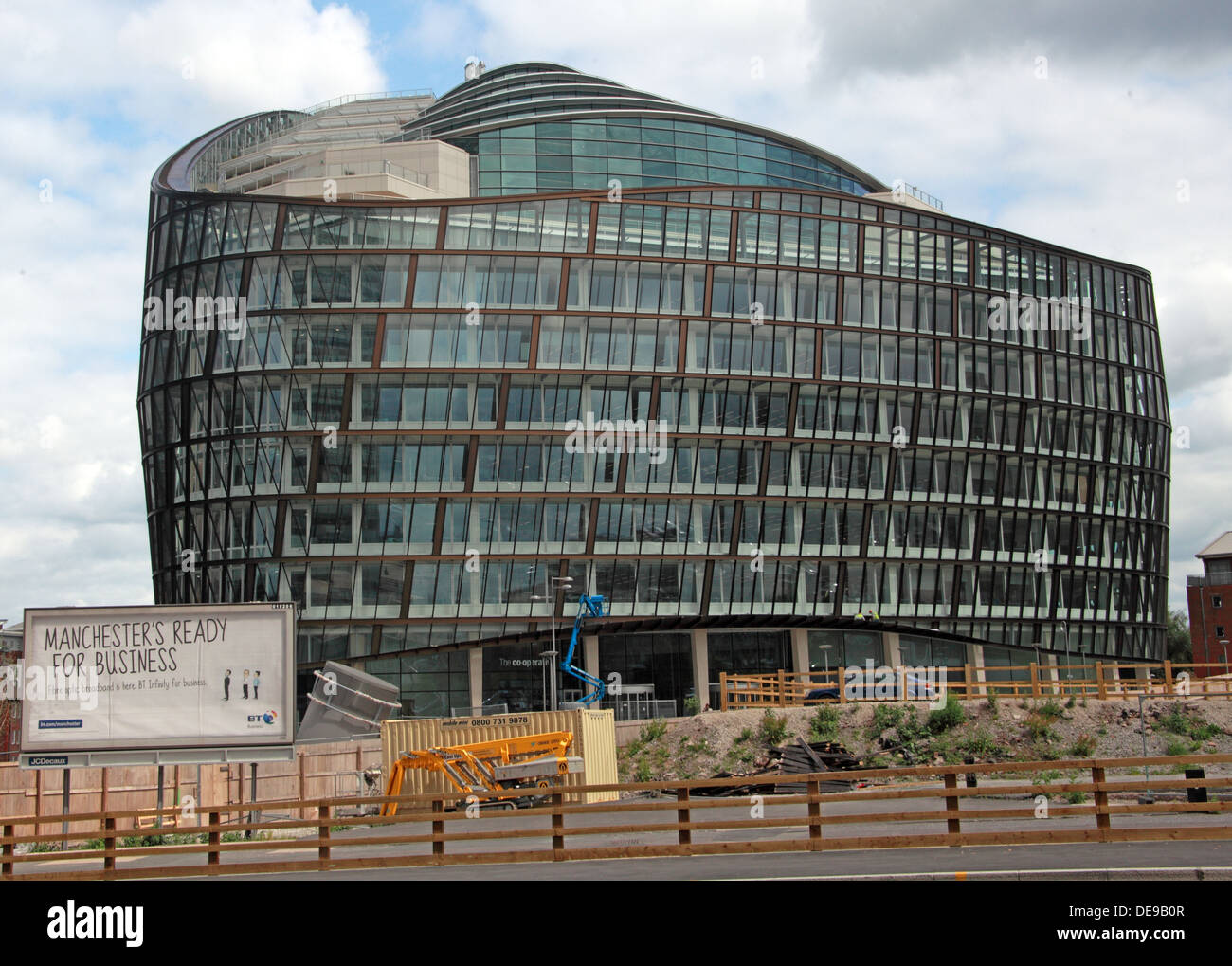 Ein Engel Platz Manchester Co-op-Gebäude, England, UK mit Manchester bereit für Business-Plakat Stockfoto
