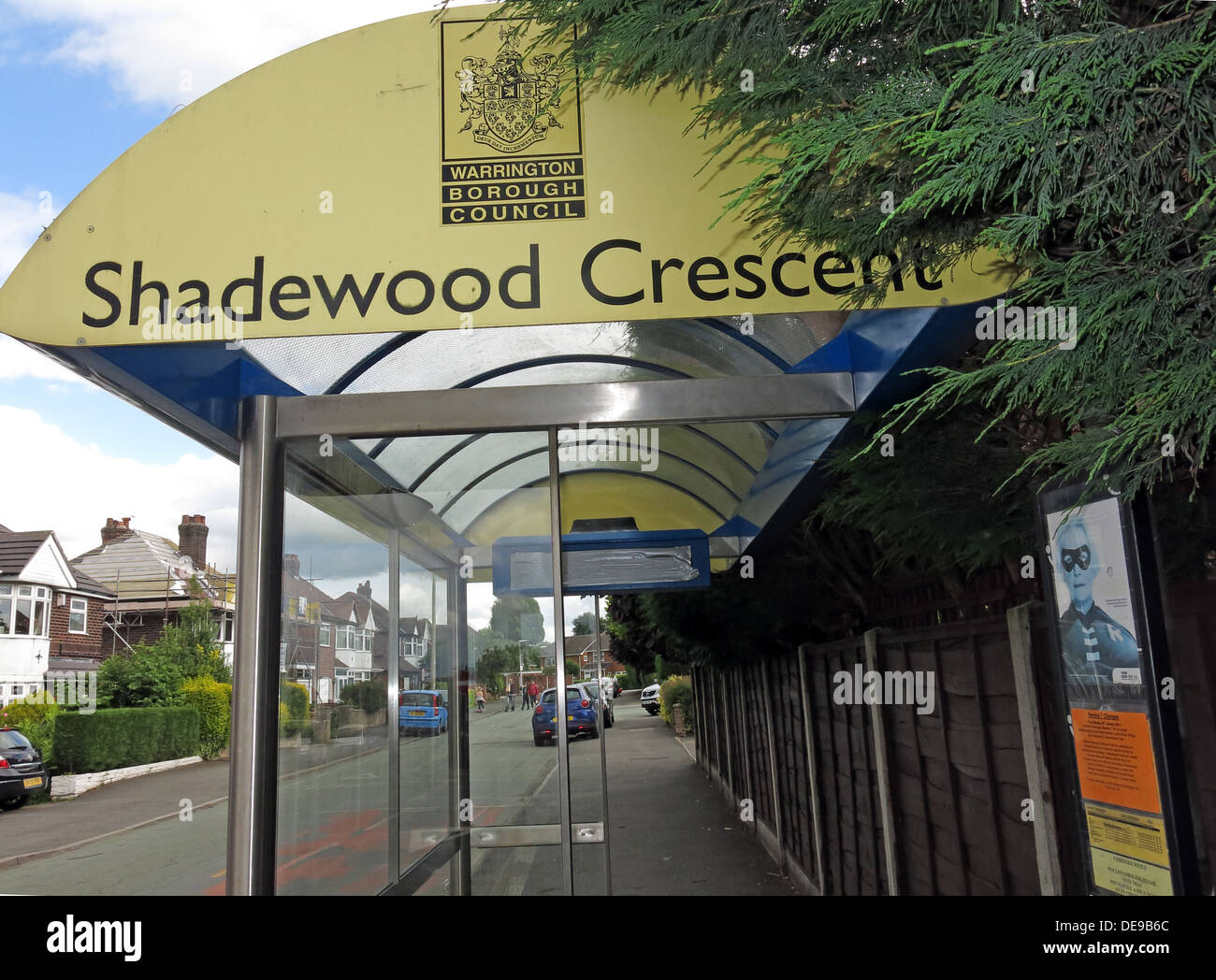 Shadewood Crescent Bus Shelter, nicht verwendet seit 2013, für WBC Bus Service 6, Grappenhall, Warrington, Cheshire, England, UK, WA4 2SN Stockfoto