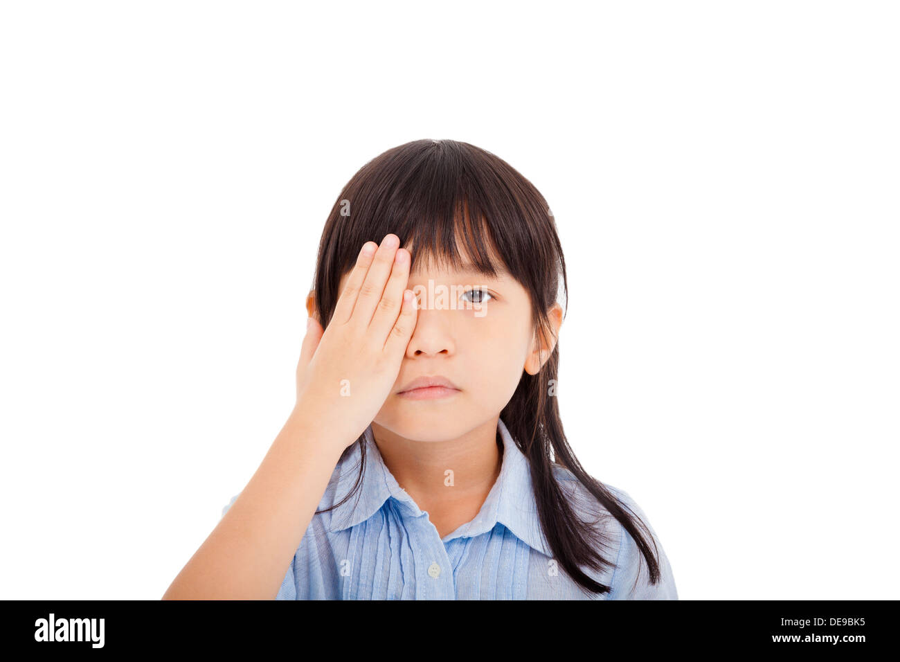 kleines Mädchen decken ein Auge mit Sehkraft Konzept Stockfoto