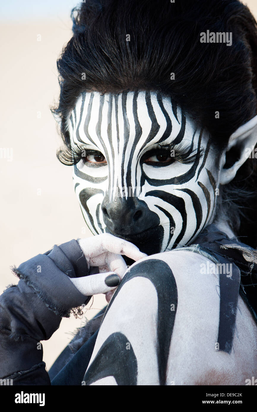 markante schwarz / weiß Zebra-Frau sieht demurely über die Schulter. Tolle Spezialeffekte machen von Rayce Bird Stockfoto