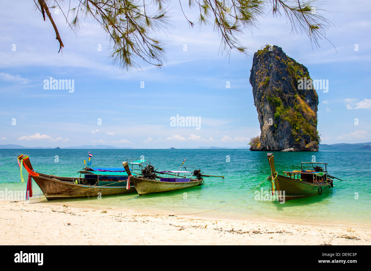 Atmosphäre Strand Schönheit blaues Boot beruhigen Wolke dramatische Traum Dämmerung am Abend Urlaub Meer Ozean Sonne Silhouette Seelandschaft relax Reisen Stockfoto