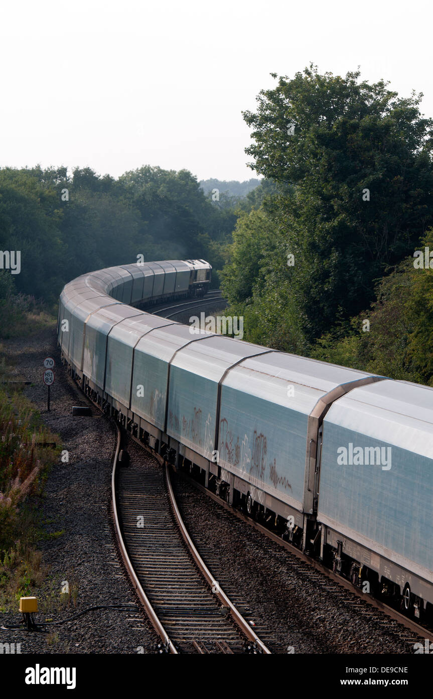 Class 66-Diesellok ziehen einen gedeckte Wagen-Zug, Hatton, Warwickshire, Großbritannien Stockfoto