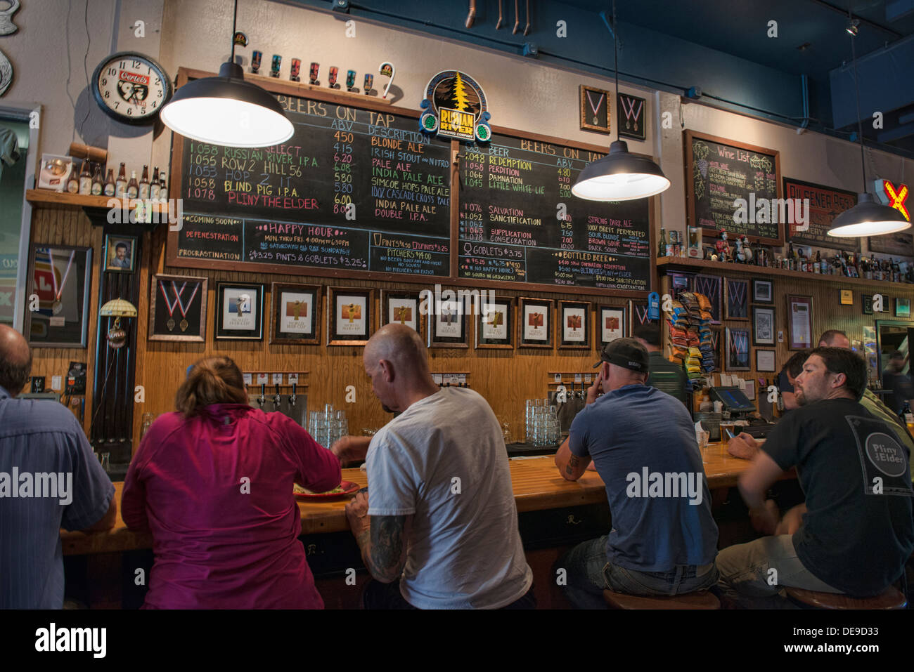 Genießen Sie gutes Bier in einer Kleinbrauerei, San Francisco, Kalifornien Stockfoto