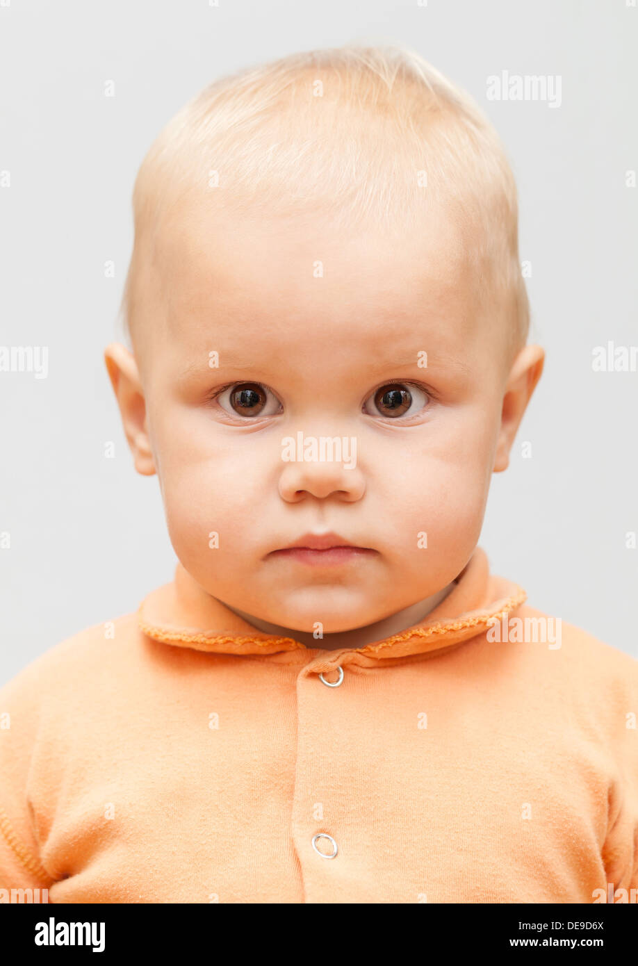 Closeup Studioportrait Gesicht des kaukasischen Mädchens isoliert auf grauem Hintergrund Stockfoto