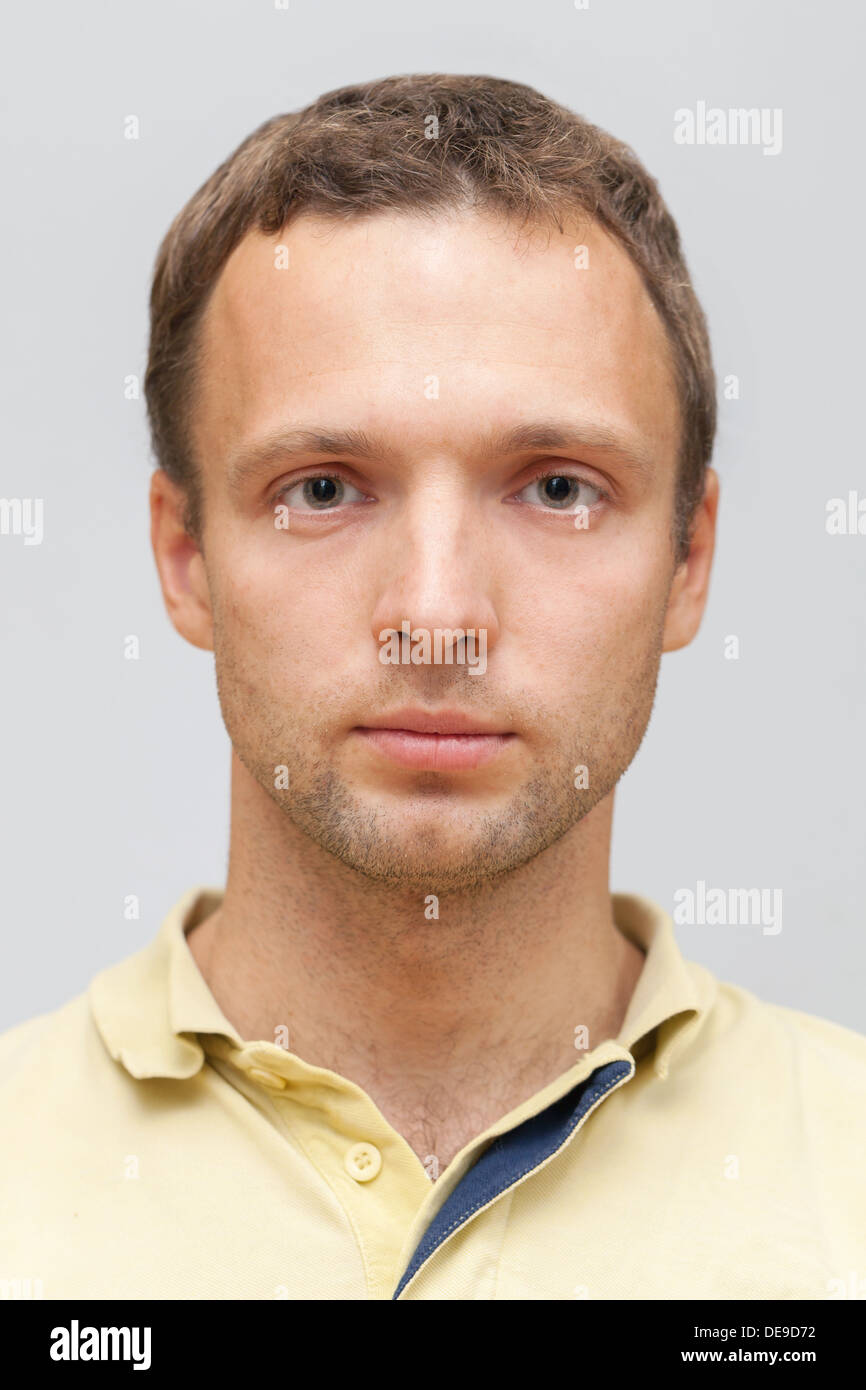 Closeup Studioportrait Gesicht des jungen kaukasischen gewöhnlicher Mensch auf grauem Hintergrund isoliert Stockfoto