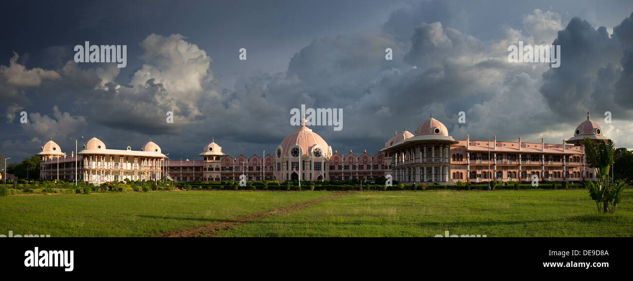 Sathya Sai Baba Super-Spezialklinik. Puttaparthi, Andhra Pradesh, Indien. Panorama Stockfoto