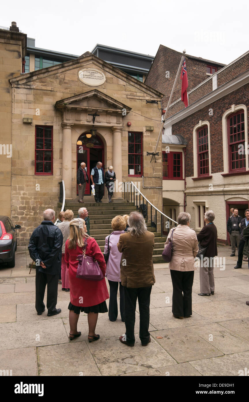 Gruppe der wartenden Besuch Trinity House Newcastle upon Tyne, Erbe offene Tage, England, UK Stockfoto