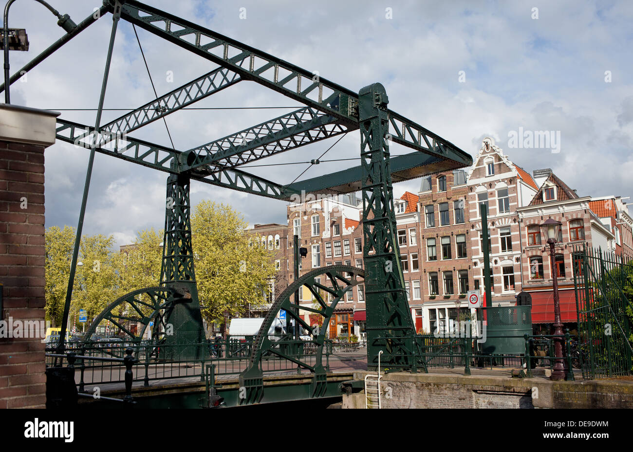 Zugbrücke und historischen Reihenhäuser in Amsterdam, Niederlande. Stockfoto