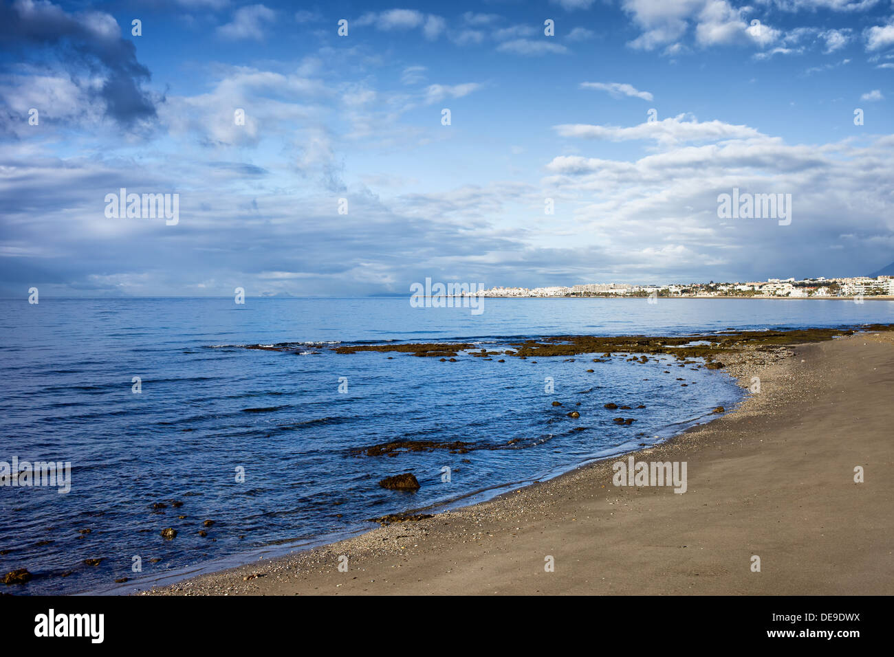 Mittelmeer-Küste in Marbella, Spanien, Andalusien, Provinz Malaga. Stockfoto
