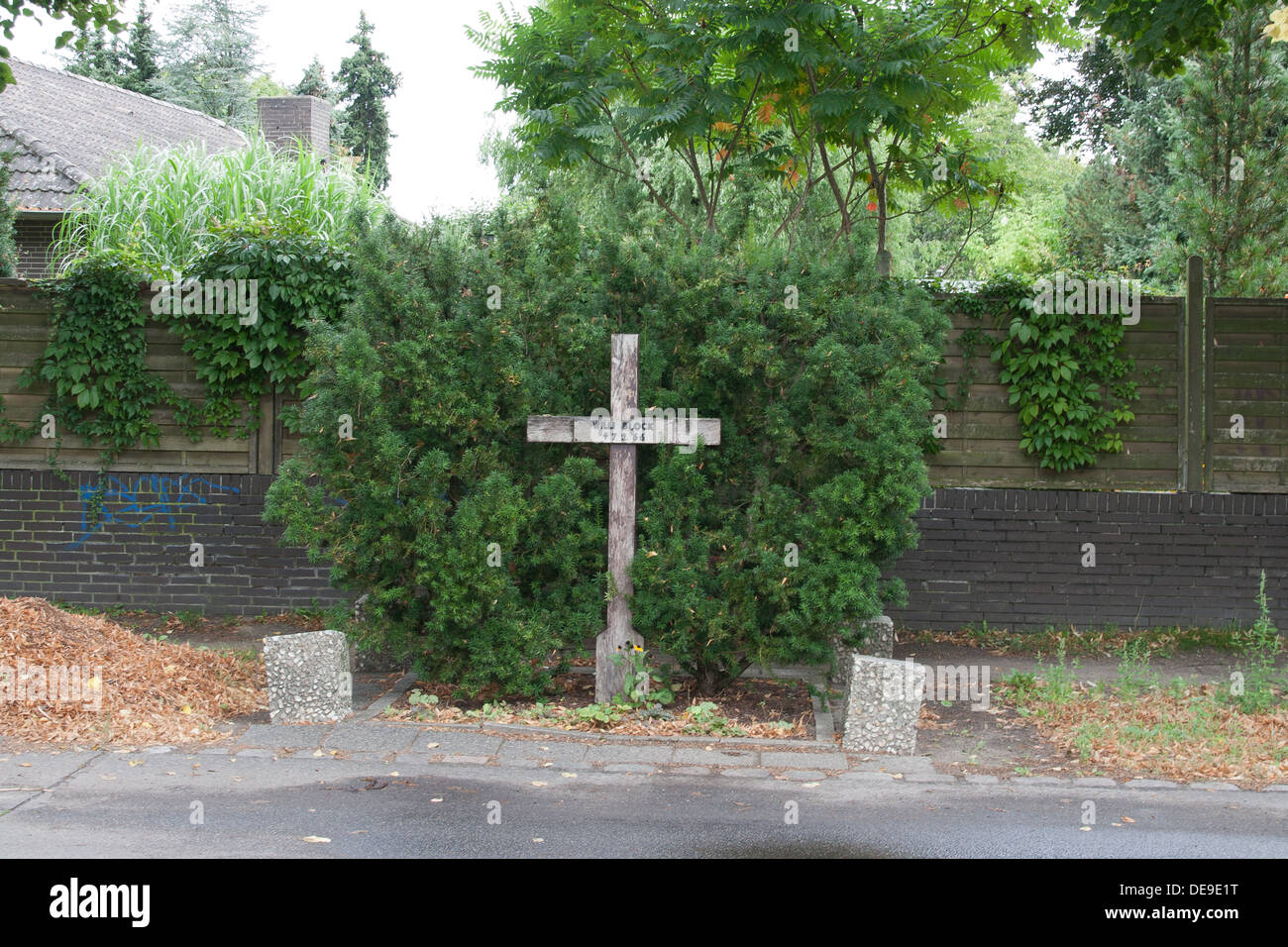 Der Berliner Mauer Region in Staaken, West-Berlin. Ein Kreuz, Wiili Block während der Flucht erschossen Stockfoto