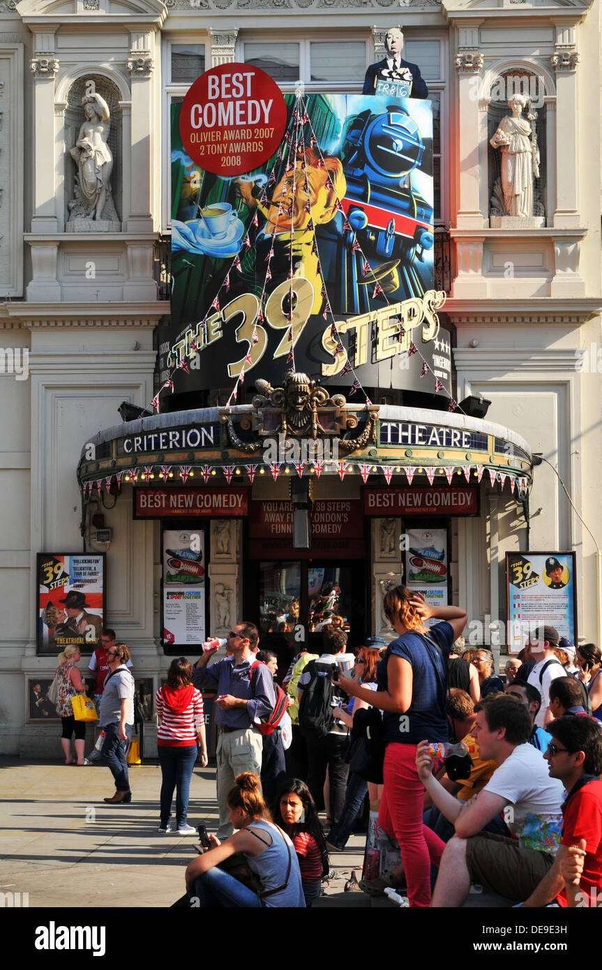 London, UK - August 2013: Zuschauer Schlange vor dem Criterion Theatre, berühmten Comedy Theatre in London. Stockfoto