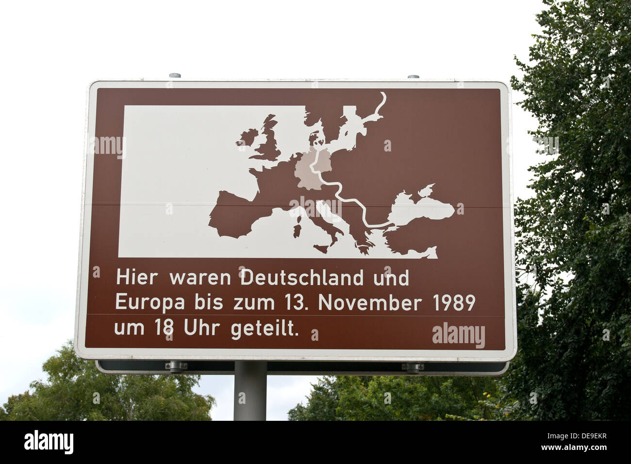 Ein Zeichen der Erinnerung an das geteilte Deutschland entlang der ehemaligen Berliner Mauer Stockfoto