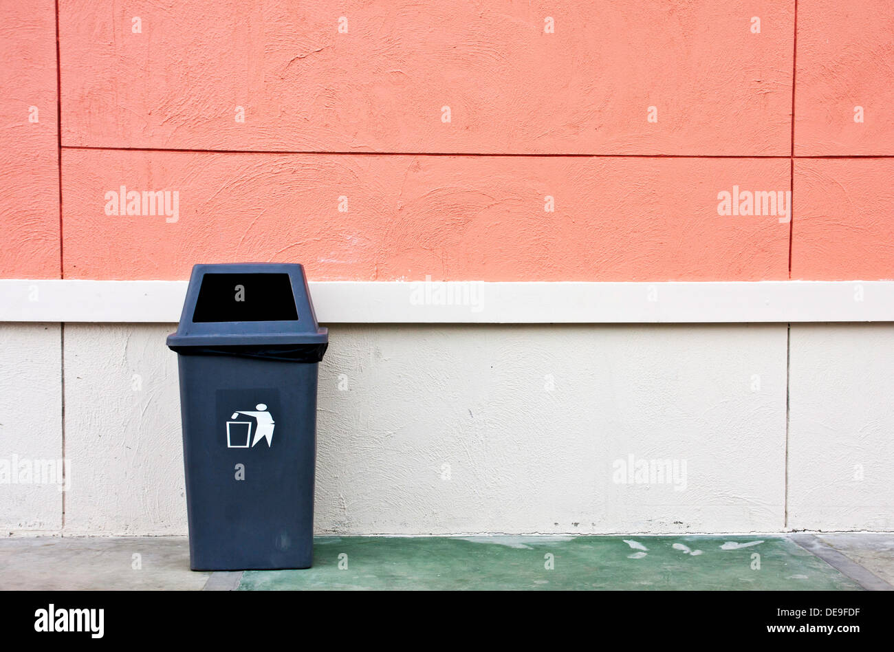 Architekturgebäude bin blaue Flasche Box kann Stadt cleanes Design schmutzig Entsorgung Tür Dump Mülleimer Umwelt Papierkorb Wand Müll Stockfoto
