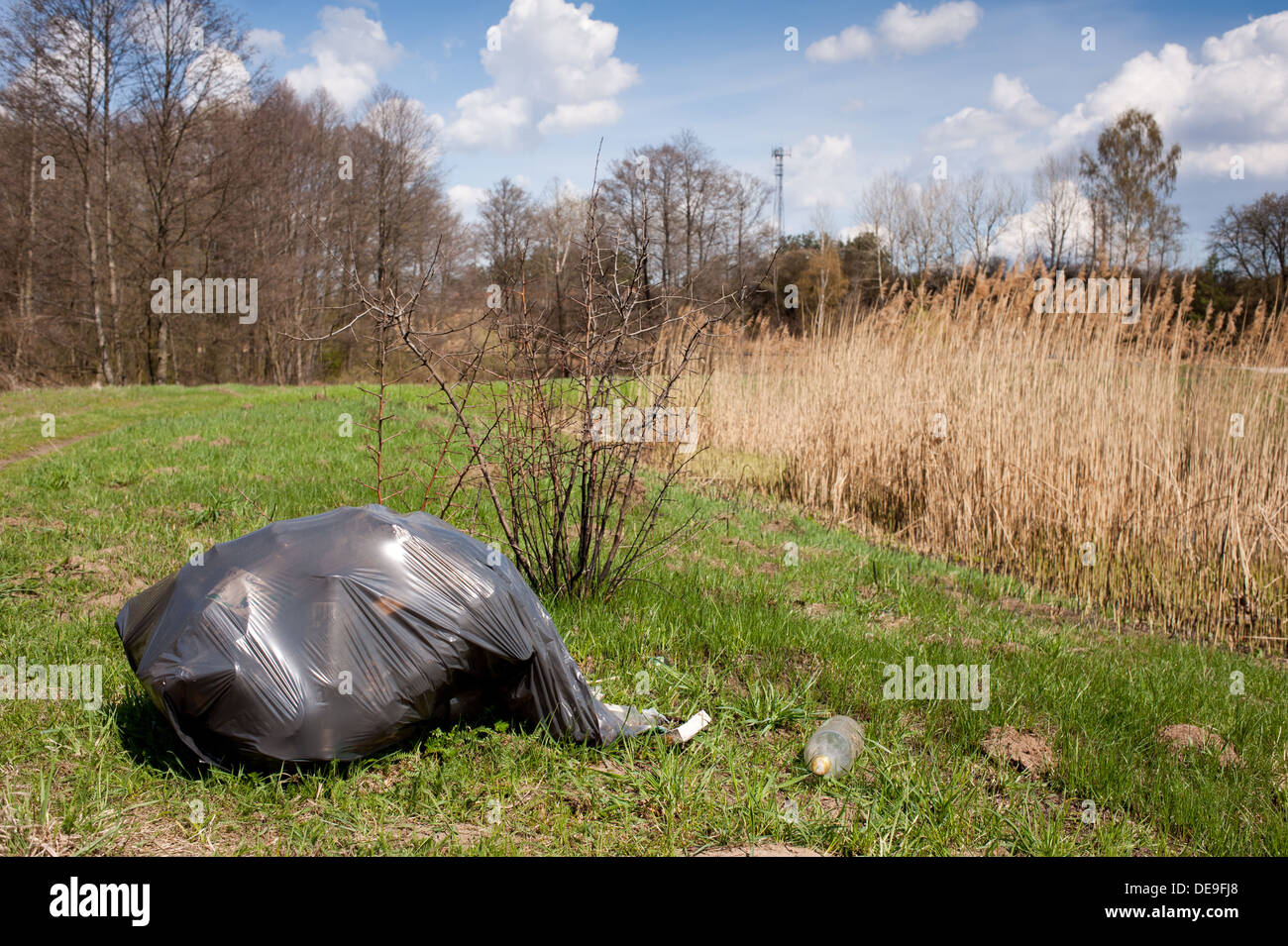 Illegale Scatter Müll in schwarze Plastiktüte Stockfoto