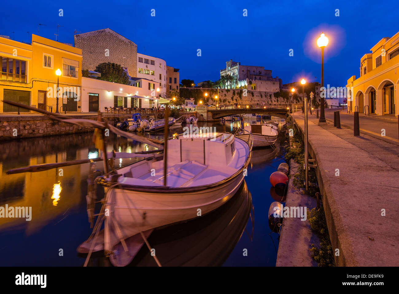 Nacht-Blick auf den alten Hafen von Ciutadella Menorca oder Menorca, Balearen, Spanien Stockfoto