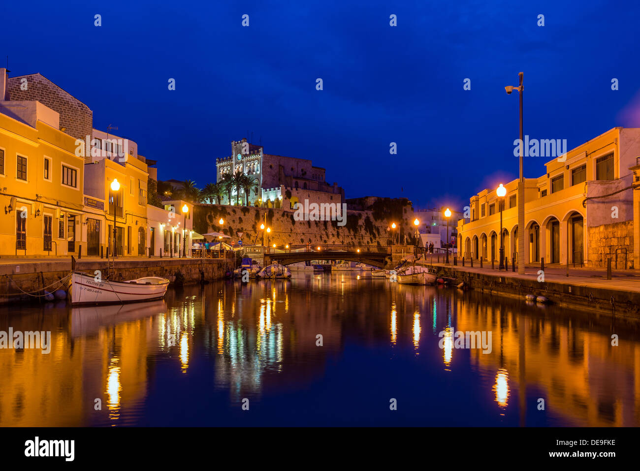 Nacht-Blick auf den alten Hafen von Ciutadella Menorca oder Menorca, Balearen, Spanien Stockfoto