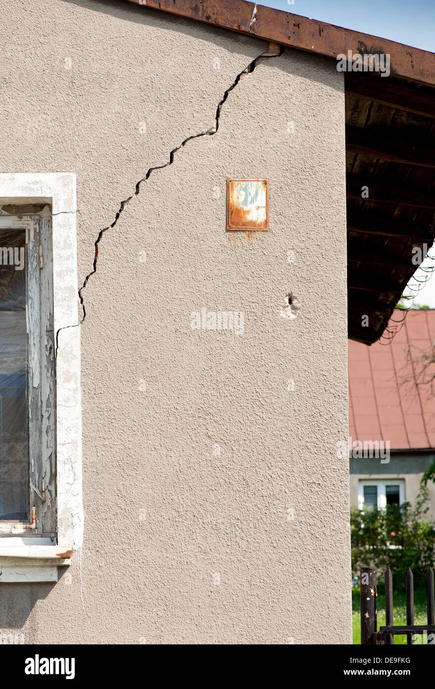 Haus und baufälligen alten Gebäudewand geknackt Stockfoto