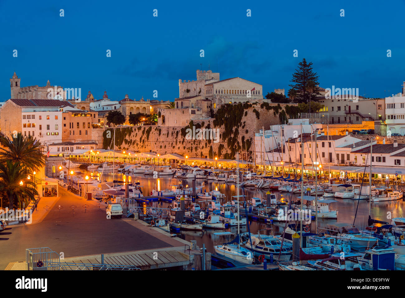 Nacht-Blick über den Hafen, Ciutadella, Minorca oder Menorca, Balearen, Spanien Stockfoto