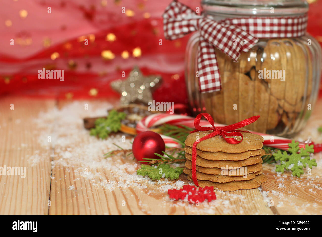 Weihnachtsplätzchen mit festlicher Dekoration Stockfoto