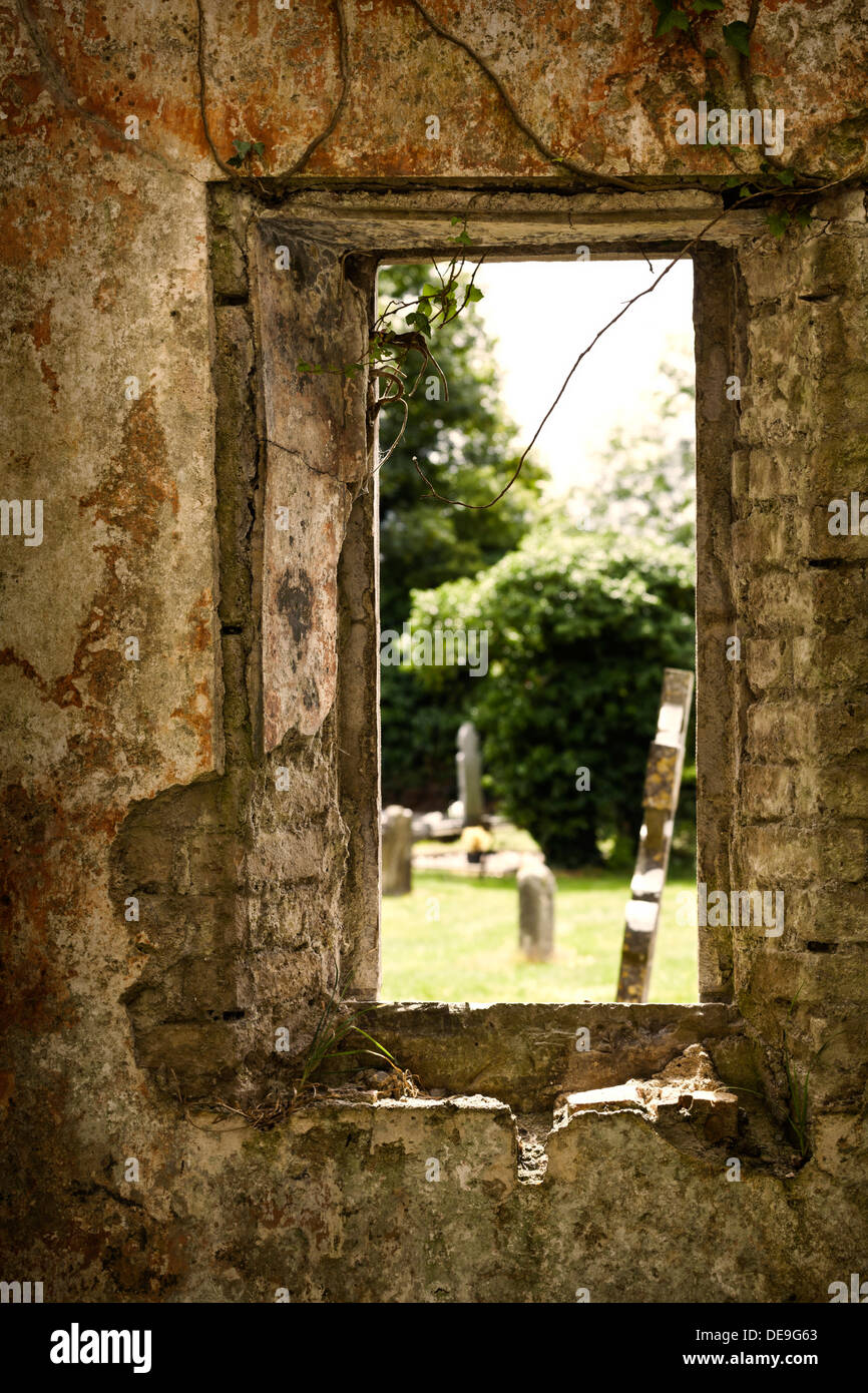 Friedhof gesehen durch das Fenster der Ruinen der Kirche von Lackagh mehr, Kildare, Irland Stockfoto