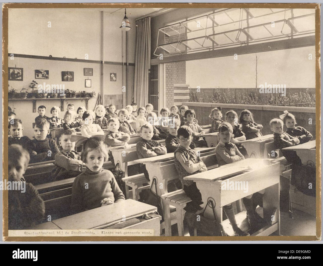 Die in den 1920er und 1930er Jahren errichtete Freiluftschule in Amsterdam ist ein Schlüsselbeispiel für die niederländische Bildungsarchitektur. Die Schule wurde mit Blick auf Gesundheit und Wohlbefinden entworfen und umfasst große Fenster und Außenbereiche, um eine Verbindung zur Natur zu fördern. Das Design spiegelt progressive pädagogische Ideen wider und zielt darauf ab, den Schülern eine gesunde Lernumgebung zu bieten. Stockfoto