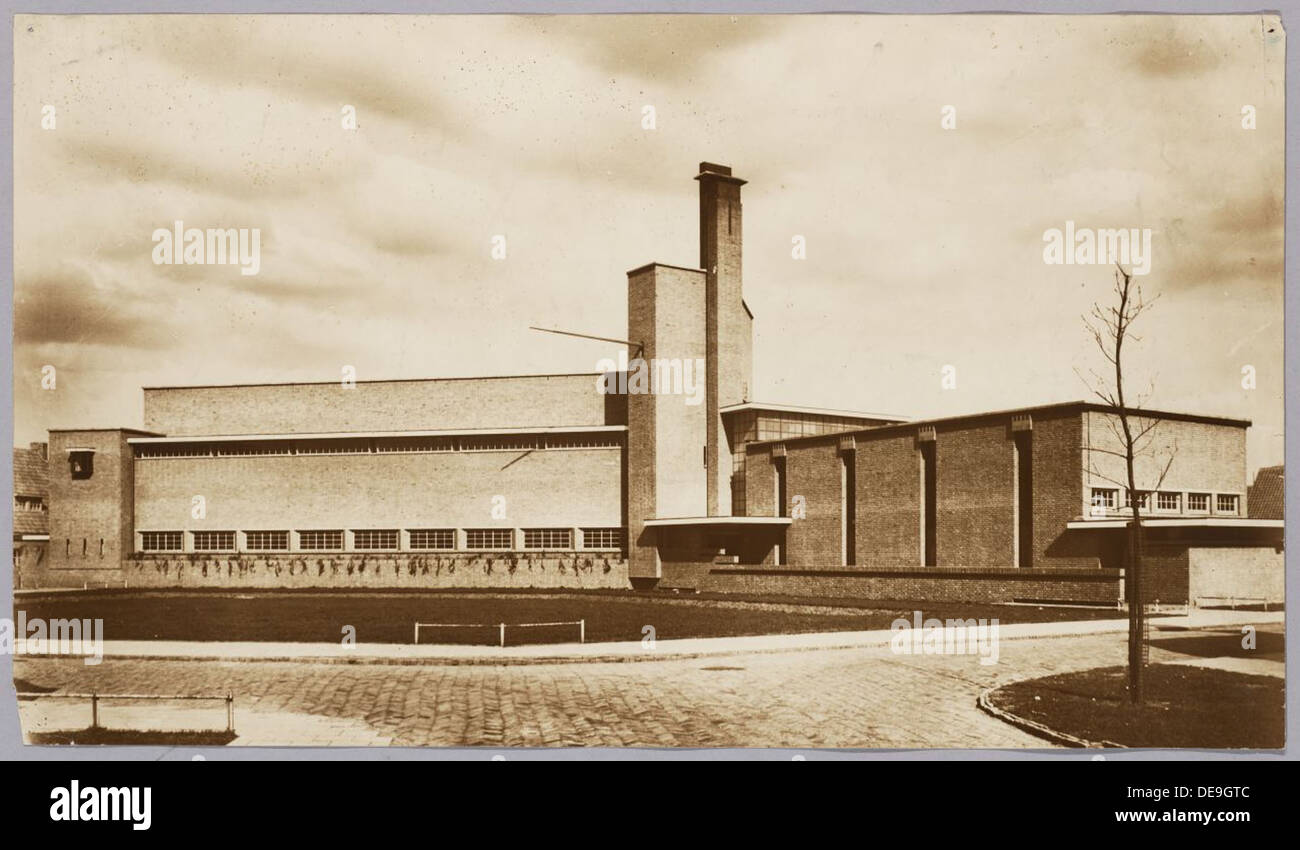 Das in den 1920er und 1930er Jahren entworfene Schulgebäude in Hilversum spiegelt modernistische Einflüsse in die niederländische Bildungsarchitektur. Es wurde mit Schwerpunkt auf funktionalem Design gebaut, mit großen Fenstern, offenen Räumen und einem Fokus auf natürliches Licht. Das Gebäude ist ein Beispiel für die fortschrittliche Schulgestaltung Anfang des 20. Jahrhunderts. Stockfoto