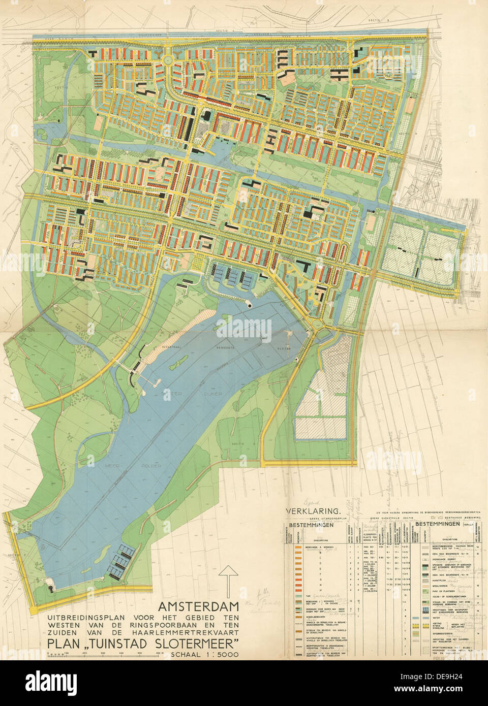 Slotermeer Garden Vorort, auch bekannt als Tuinstad Slotermeer, ist ein Stadtplanungsprojekt in Amsterdam, das sich auf Gesundheit und Nachhaltigkeit konzentriert. Der Vorort stellt einen Schlüsselaspekt des Stadtdesigns des 20. Jahrhunderts dar und verbindet Grünflächen mit Wohnräumen. Stockfoto