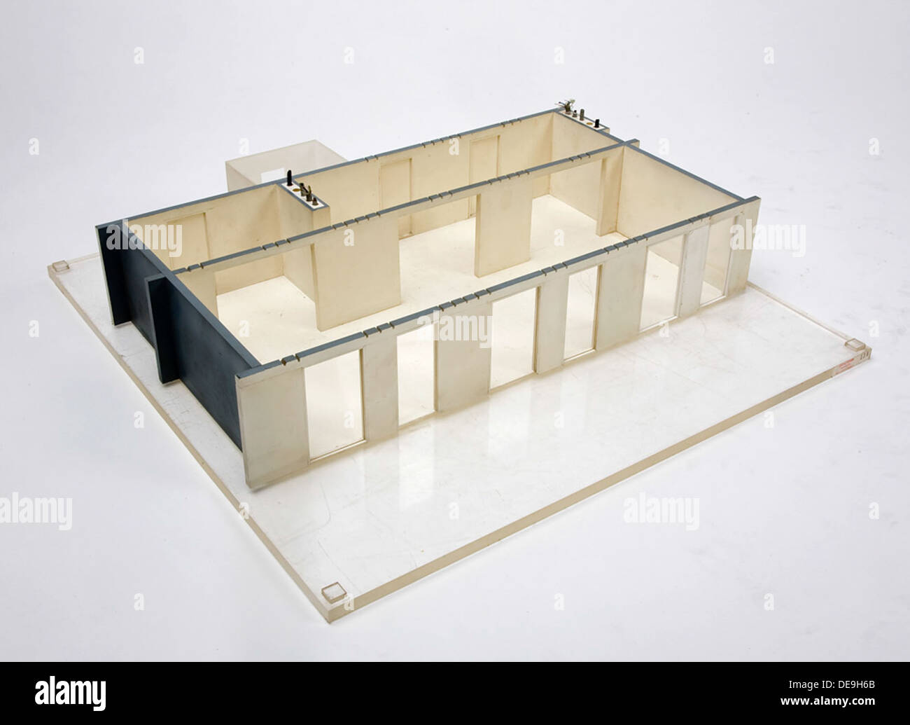 Das Innenraummodell von John Habraken mit der Bezeichnung M0134 veranschaulicht Habrakens Ansatz zur modularen Architektur. Das Design konzentriert sich auf flexible, anpassungsfähige Räume, die eine effiziente Nutzung von Innenräumen ermöglichen. Dieses Modell ist eine Darstellung der Vision von Habraken von benutzerzentriertem Design, bei dem Funktionalität und Anpassungsfähigkeit Priorität haben. Stockfoto