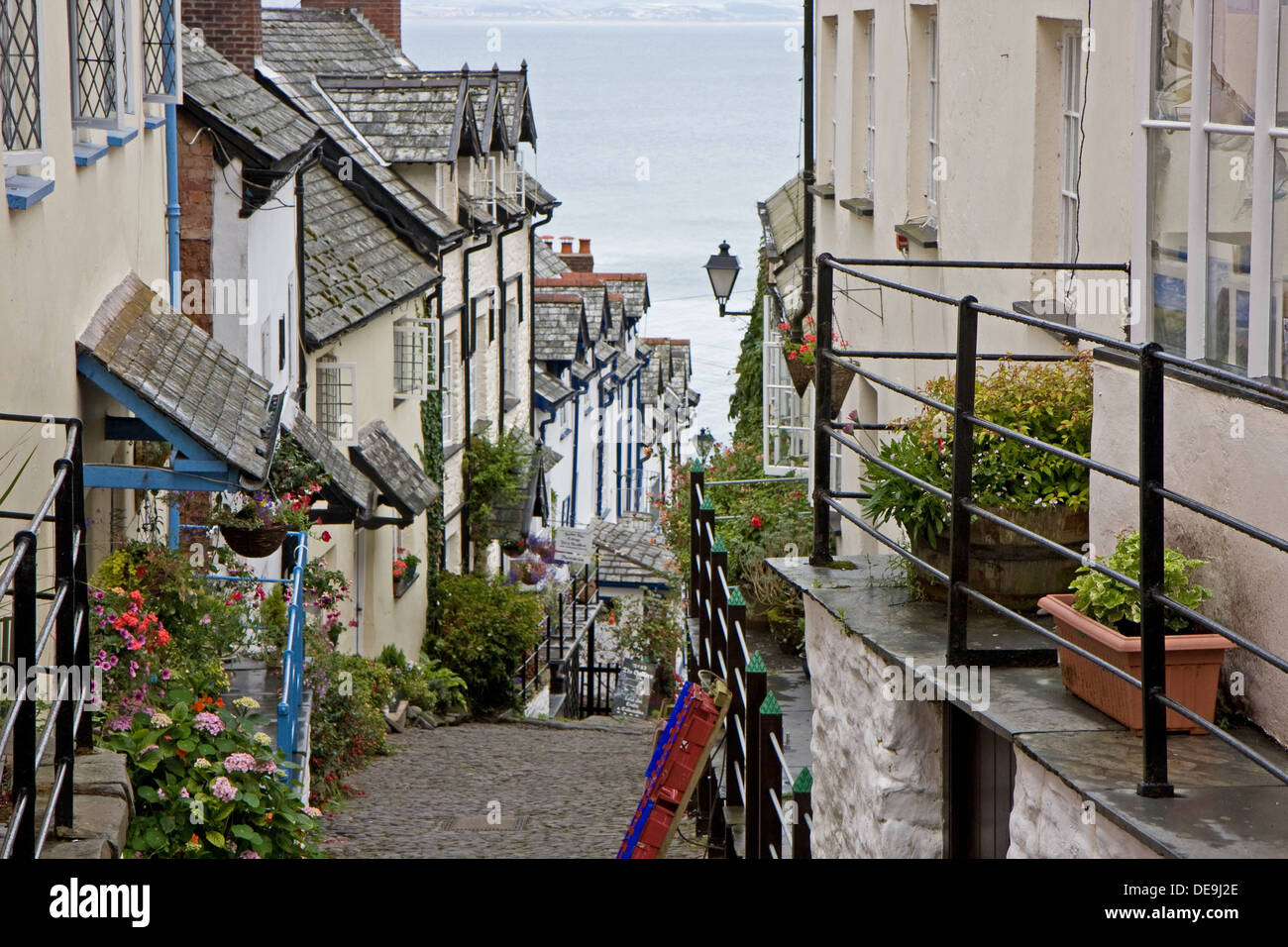 Clovelly, Devon, England, UK. Gepflasterten Straße zeigt Schlitten verwendet, um Lieferung an steilen Hängen Stockfoto